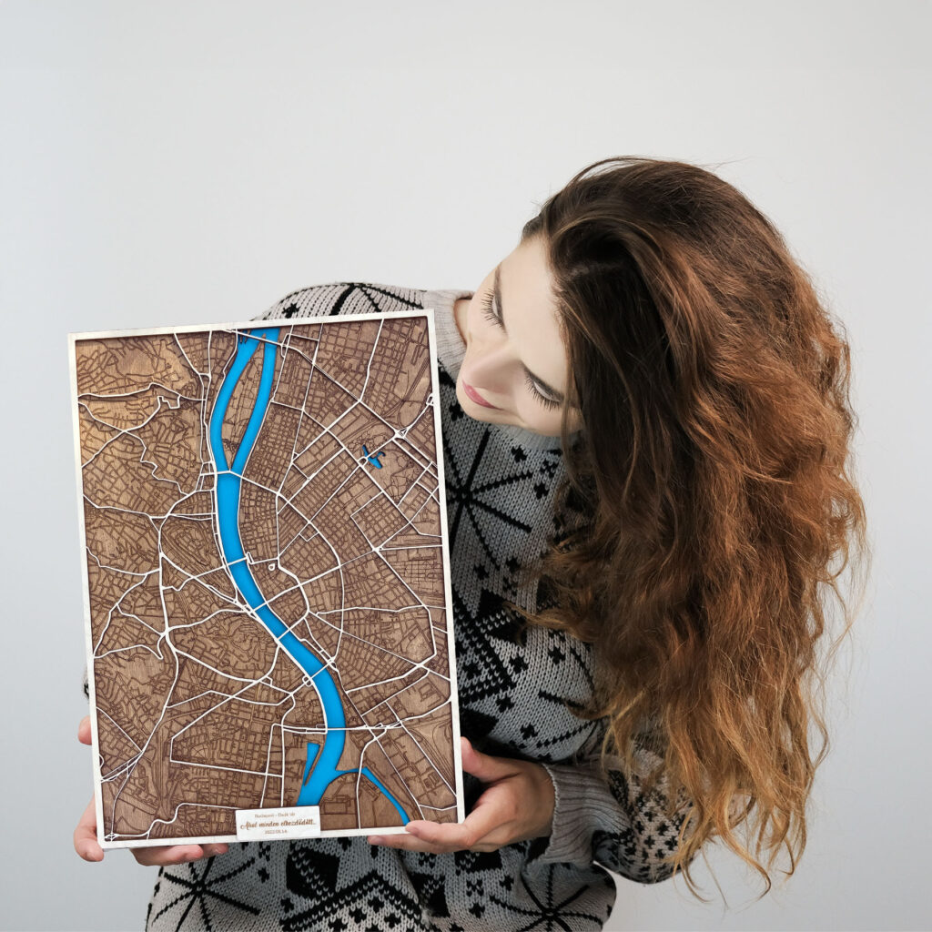 Valentin napi ajándék egyedi, fából készült Budapest térkép jelöléssel